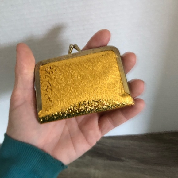 Vtg Gold Embossed Travel Sewing Kit - Picture 9 of 9